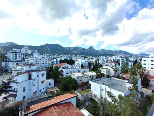 Penthouse mit 2 Schlafzimmern zum Verkauf im Zentrum von Kyrenia