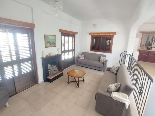 Alsancak'ta Satılık 3 Yatak Odalı Villa