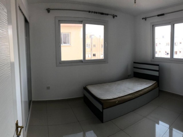 MAĞUSA DAÜ YE 5 DAKİKA ULL EŞYALI AİLE APARTMANINDA GENİŞ 2+1 DAİRE