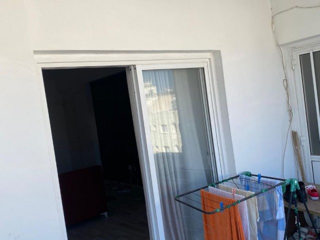 WOHNUNG ZU VERKAUFEN IN EINER PERFEKTEN LAGE IN DER SALAMIS AVENUE, DIE FÜR EIN BÜRO GEEIGNET IST