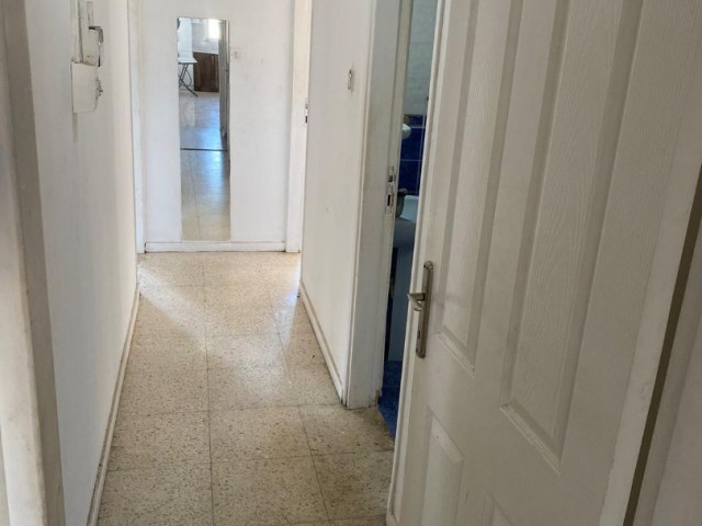 FLAT FOR SALE IN A PERFECT LOCATION ON SALAMIS AVENUE SUITABLE TO BE OFFICE