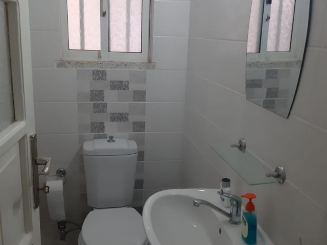 LARGE WELL-MAINTAINED 3 + 1 APARTMENT ON THE GROUND FLOOR NEAR THE FRONT SUPERMARKET IN THE CENTER OF FAMAGUSTA