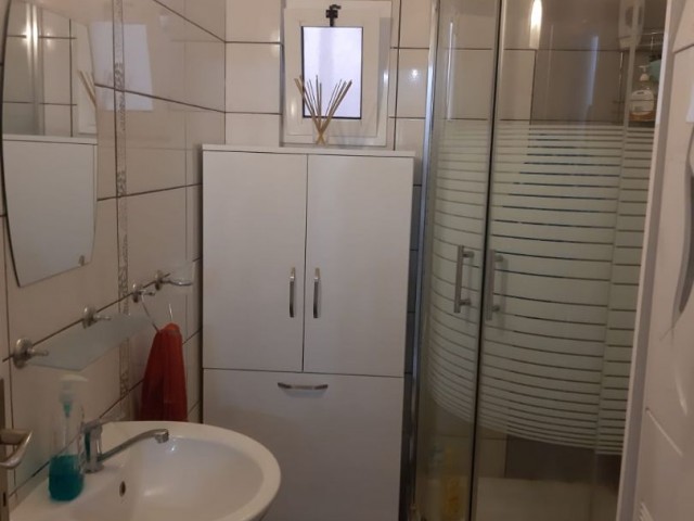 LARGE WELL-MAINTAINED 3 + 1 APARTMENT ON THE GROUND FLOOR NEAR THE FRONT SUPERMARKET IN THE CENTER OF FAMAGUSTA