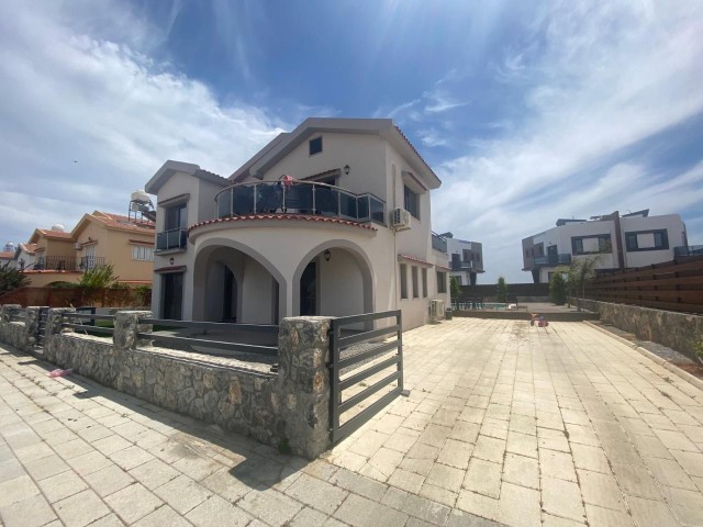 VILLA WITH POOL FOR SALE IN İSKELE LONG BEACH