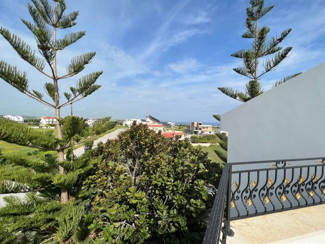 4 bedrooms duplex villa, wonderful view of the sea, garden and nature in quiet and cozy environment.