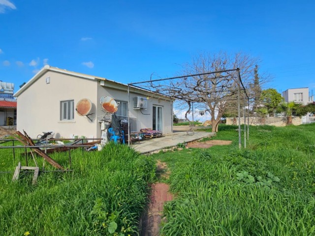 Freistehendes Haus zum Verkauf mit großem Garten in der Region Famagusta Maraş