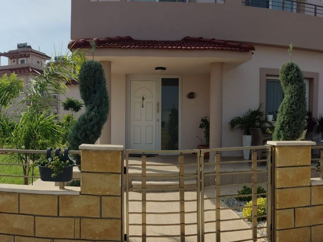 Verkauf einer 3-stöckigen, 3+1 möblierten Villa an einem VIP-Standort in der Gegend von Iskele. 150 m vom Meer entfernt! Meer- und Bergblick von der 2. und 3. Etage!