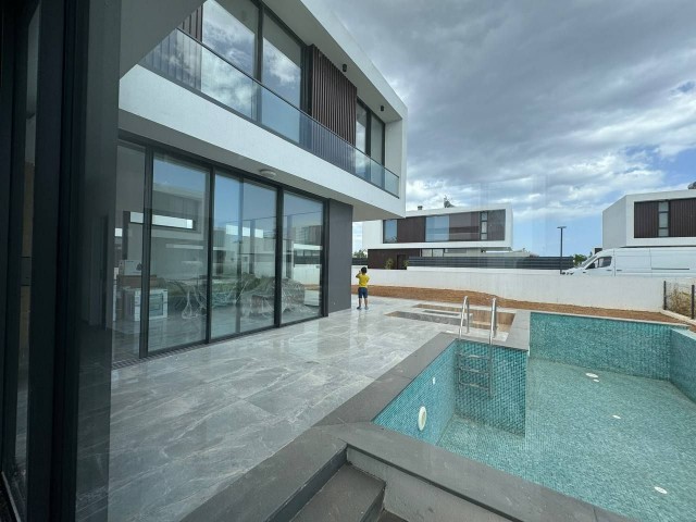 Hazır Emerald Villa 3+1 Yüzme Havuzlu, 550 m² Yeni Boğaziçi'nde. Denize 300M! En Düşük Fiyat! Tüm Vergiler ve Trafo Ödenir. Mobilya + Ev Aletleri Fiyata Dahildir! 430000£!