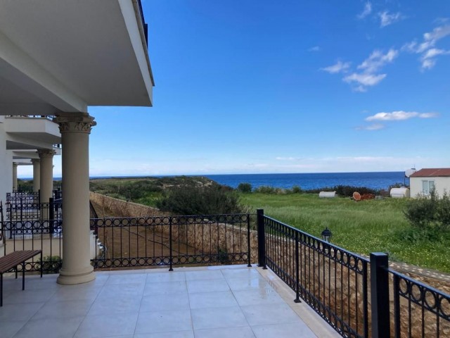 Beste Lage! 2+1 Wohnung mit herrlichem Meerblick und großer Terrasse am ersten Strand in Esentepe. Komplett möbliert und mit technischen Geräten ausgestattet!