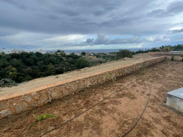 Kıbrıs'ın en kuzeyindeki şehir olan Girne'de müstakil villalar. 