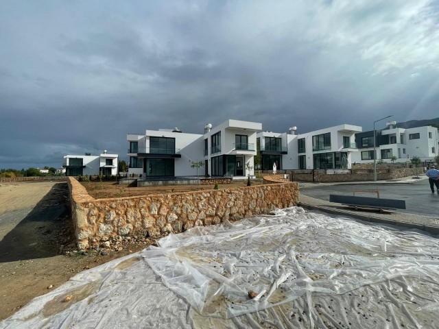 Kıbrıs'ın en kuzeyindeki şehir olan Girne'de müstakil villalar. 