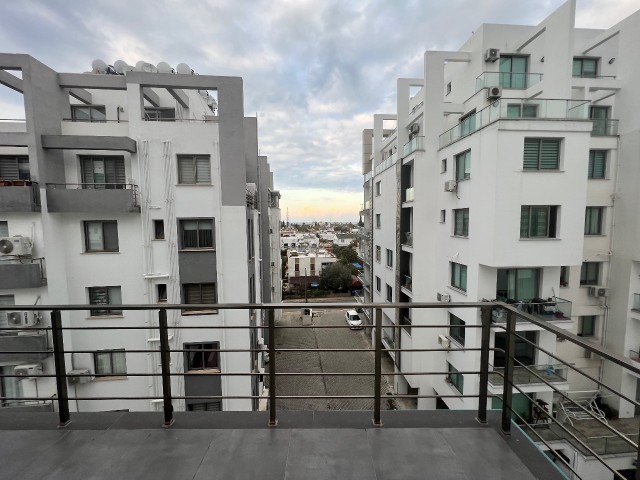 SPEZIELL EINGERICHTETE PENTHOUSE-WOHNUNG IM ZENTRUM VON GUINEA