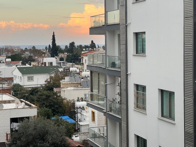 SPEZIELL EINGERICHTETE PENTHOUSE-WOHNUNG IM ZENTRUM VON GUINEA