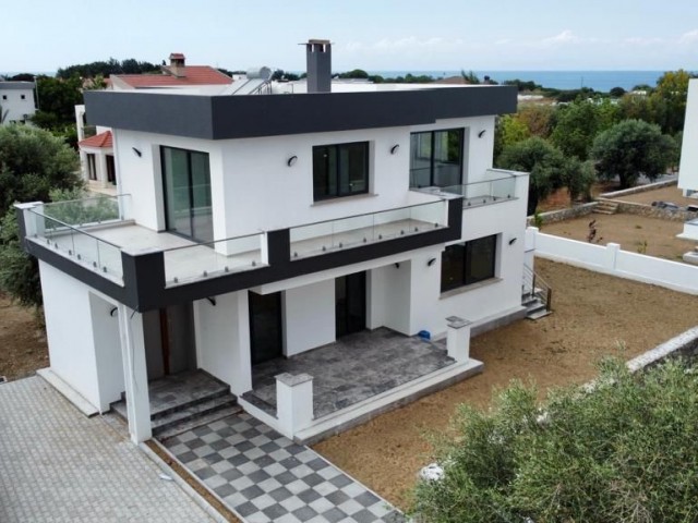 LUXURIÖSE FREISTEHENDE VILLA IN ÇATALKOY