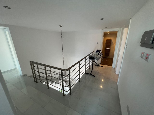 PRIVATGEBAUTE DUPLEX-PENTHOUSE-WOHNUNG IN DOĞANKÖY IN EINEM PRESTIGIÖSEN KOMPLEX