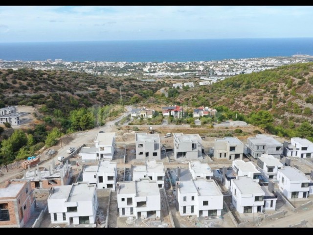 SUPERLUXUSVILLEN IN KARMI MIT UNVERBAUBAREM MEER- UND BERGBLICK 