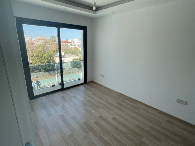 ALSANCAK SATILIK DAİRE ÜÇ YATAK ODALI YENİ DAİRE