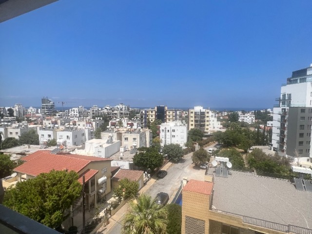 3+1 LUXURIÖSE WOHNUNG MIT BERG- UND MEERBLICK IM ZENTRUM VON KYRENIA