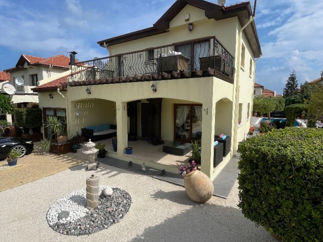 Girne Alsancak' ta Deniz de Satılık 3+2 Villa 