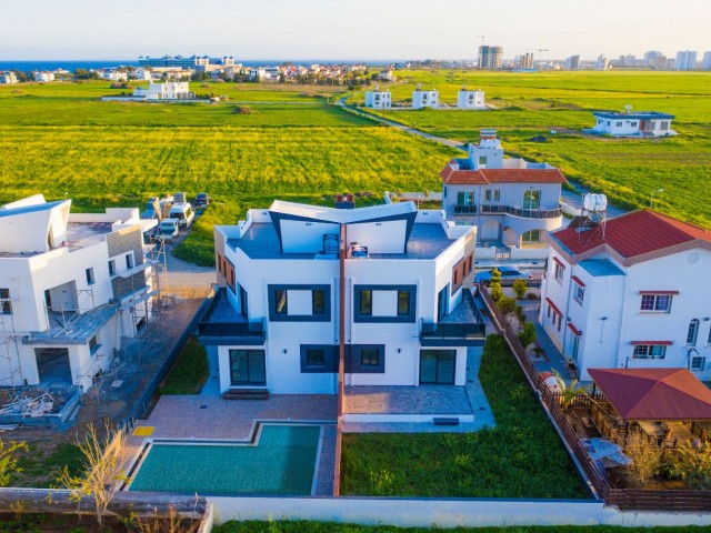 Satılık Havuzlu Triplex Villa - denize çok yakın