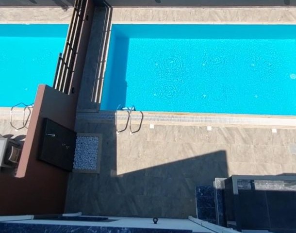 TRIPLEX-VILLA MIT POOL ZU VERMIETEN IN İSKELE BAHÇALAR