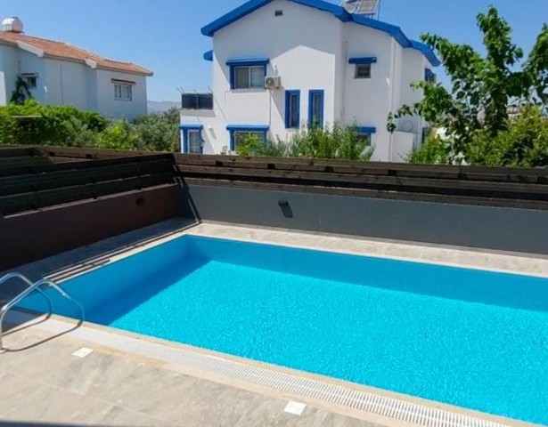 TRIPLEX-VILLA MIT POOL ZU VERMIETEN IN İSKELE BAHÇALAR