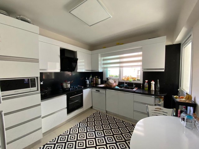 3+1 FLAT FOR SALE IN THE CENTER OF CYPRUS KYRENIA