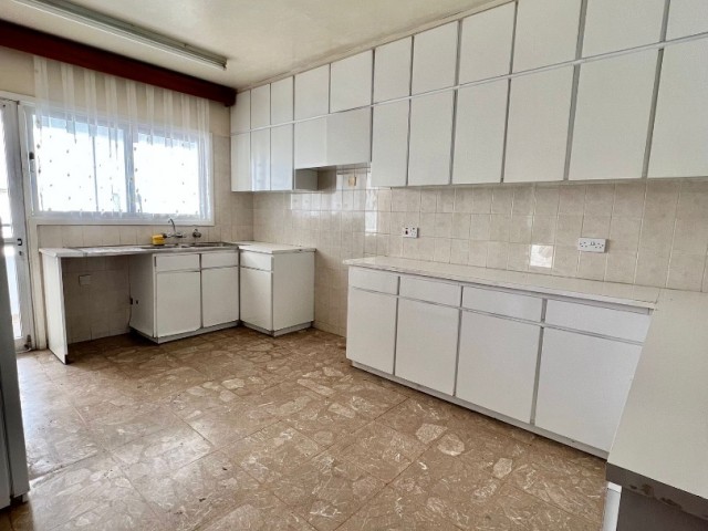 3+2 FLAT FOR SALE IN CYPRUS KYRENIA CENTER