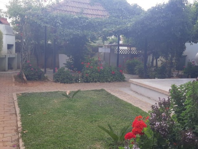 3+1 DOPPELVILLA mit GROSSEM Garten zum Verkauf in Nikosia Cihangir