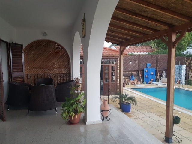 Bungalow mit privatem Pool 2+1 auf 1 Hektar Land in Kyrenia Karsiyaka-geeignet für Bankkredit ** 