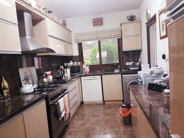 Bungalow mit privatem Pool 2+1 auf 1 Hektar Land in Kyrenia Karsiyaka-geeignet für Bankkredit ** 