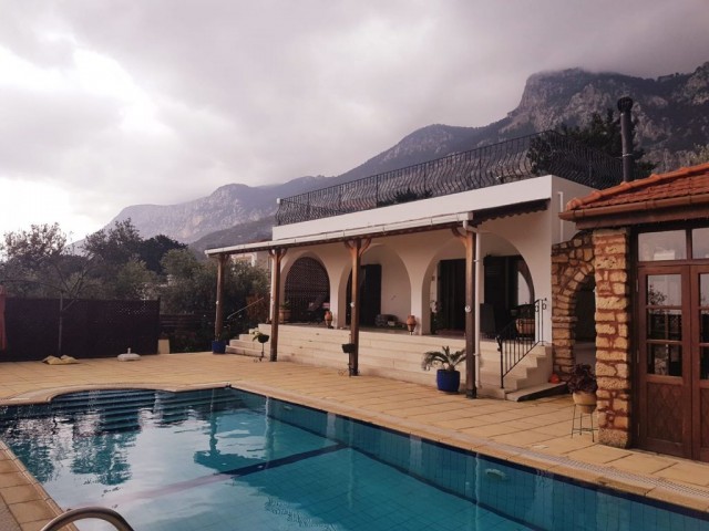 Bungalow mit privatem Pool 2+1 auf 1 Hektar Land in Kyrenia Karsiyaka-geeignet für Bankkredit ** 