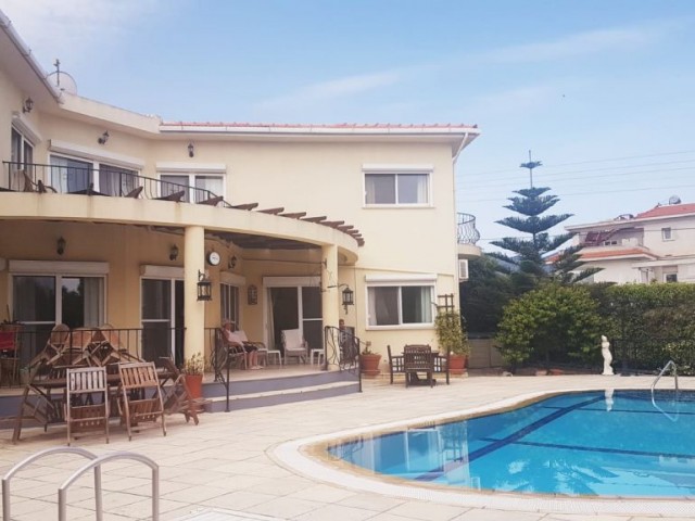 Auf 1000m2 Land in Kyrenia Edremit - 250m2 überdachte Fläche - voll möbliert-Villa mit privatem Pool ** 