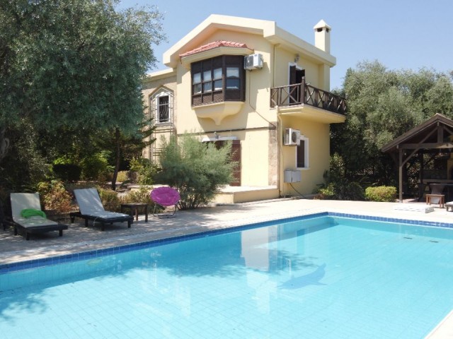 Llogara einzige autorisierte Llogara 3 + 1 Villa mit privatem Pool auf 1 Hektar Land in Kyrenia Ozan
