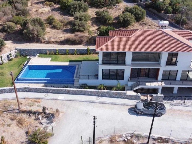 Luxusvilla mit 4 Schlafzimmern zum Verkauf in Alsancak