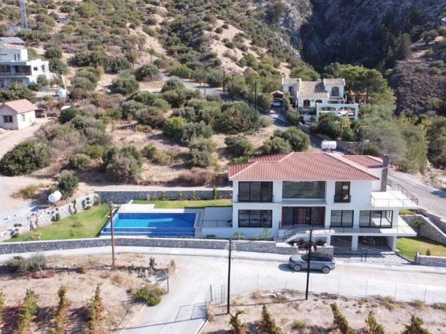 Luxusvilla mit 4 Schlafzimmern zum Verkauf in Alsancak