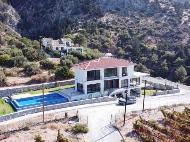 Luxusvilla mit 4 Schlafzimmern zum Verkauf in Alsancak