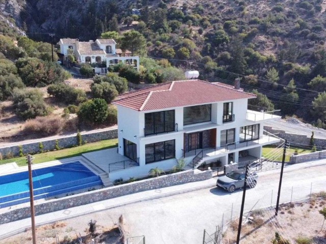 Luxusvilla mit 4 Schlafzimmern zum Verkauf in Alsancak