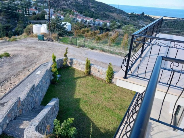 Alsancak'ta Satılık 4 Yatak Odalı Lüks Villa