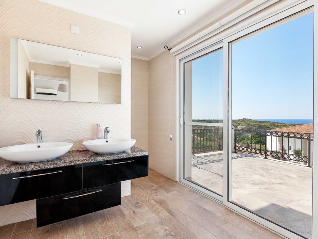 Luxusvilla mit 5 Schlafzimmern zum Verkauf in Kyrenia