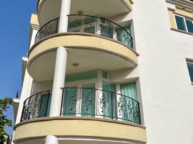 Girne Merkezde  Eşsiz Konumda KOMPLE SATILIK APARTMAN