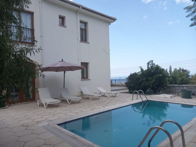 Alsancakta 3 + 1 Villa zu vermieten in einer ruhigen ruhigen Gegend mit privatem Pool mit Blick auf die Berge und das Meer ** 