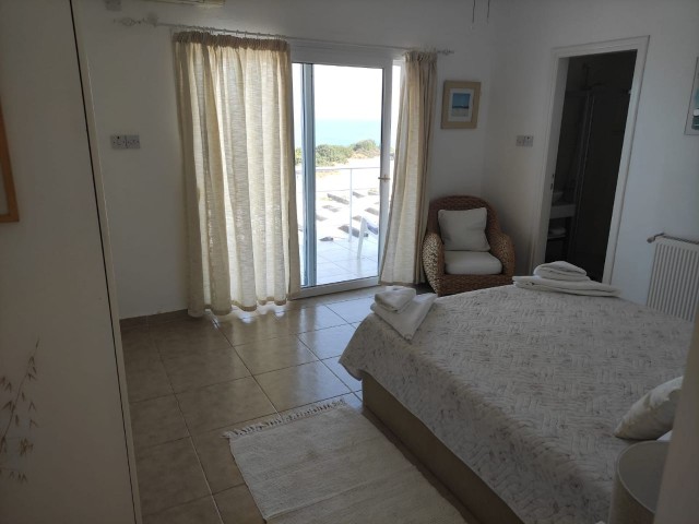 Girne Karşıyakada Günlük Kiralık Özel Havuzlu 4+1 Villa