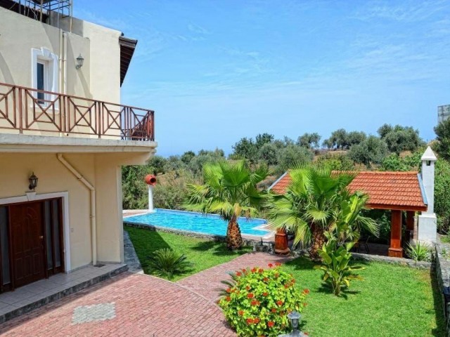 5+1 VILLA WITH POOL FOR DAILY RENTAL IN ALSANCAK ** 