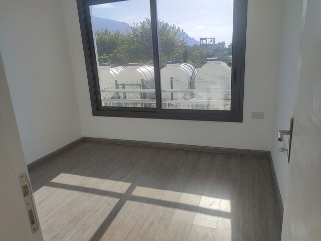 ZUM VERKAUF IN KYRENIA ALSANCAKTA 2 + 1 APARTMENT MIT EIGENEM GARTEN IN DER NÄHE DES STRANDES MIT MEERBLICK ** 