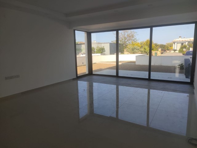 ZUM VERKAUF IN KYRENIA ALSANCAKTA 2 + 1 APARTMENT MIT EIGENEM GARTEN IN DER NÄHE DES STRANDES MIT MEERBLICK ** 