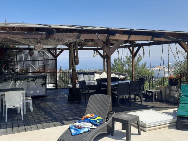 Girne Çatalköy da deniz manzaralı ,full eşyalı , özel havuzlu satılık Villa 