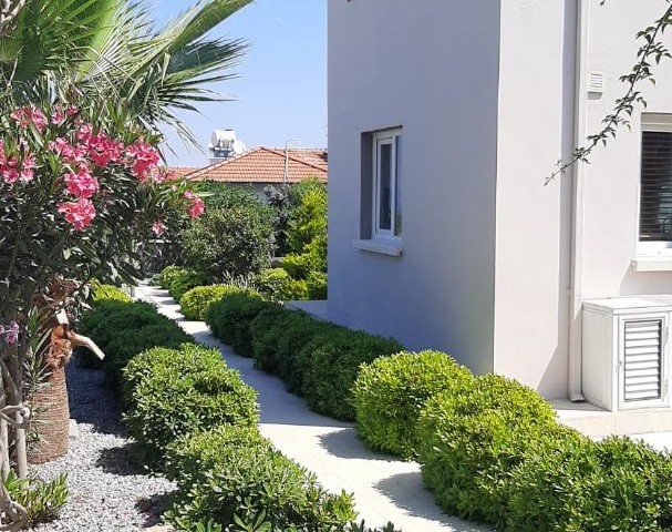 Girne Çatalköy da deniz manzaralı ,full eşyalı , özel havuzlu satılık Villa 