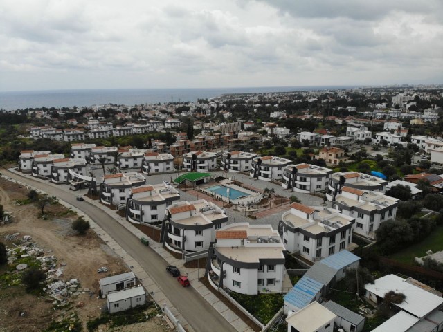  Girne Karaoğlanoğlu de lüks sitede satılık 1+1 penthouse 