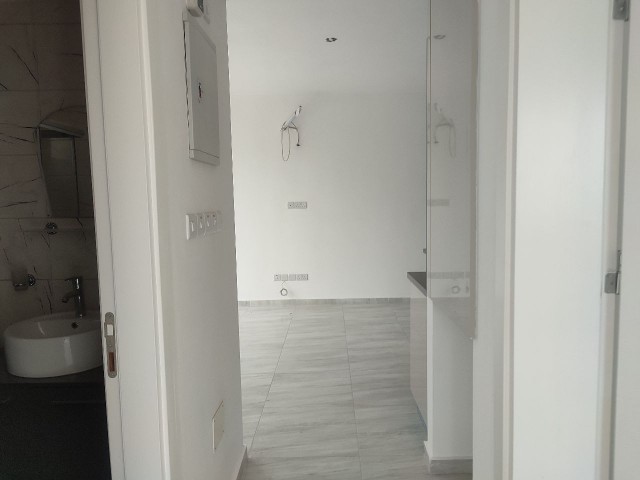 2+1 Wohnung zum Verkauf in einem modernen Gebäude mit Gewerbegenehmigung, bezugsfertig im Zentrum von Kyrenia.